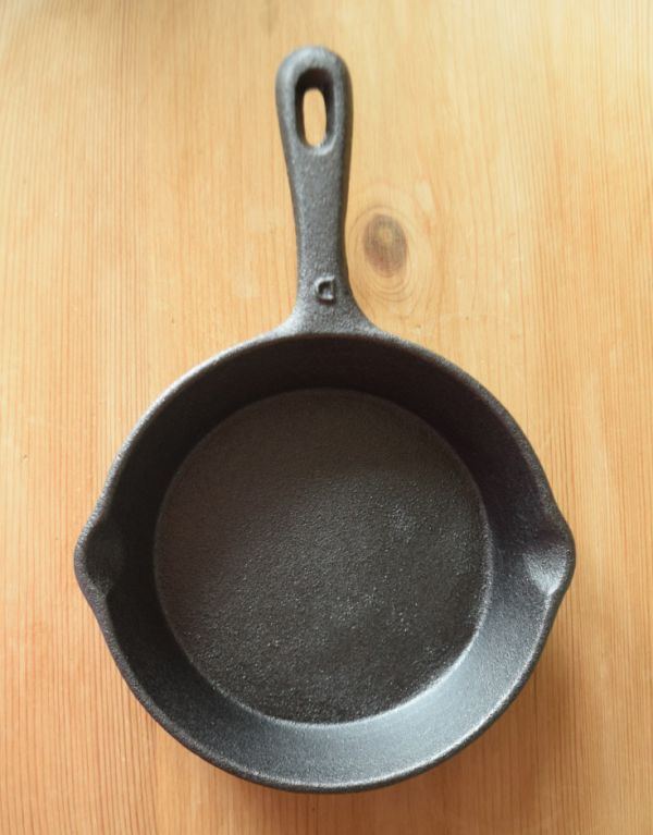 キッチン雑貨　インテリア雑貨　かっこいいキッチン用品、アイアン製のおしゃれなフライパン（Sサイズ）。ご家庭でも気軽にレストラン気分を味わえるアイテムです。(n4-065)