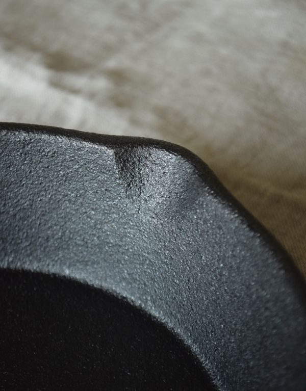 キッチン雑貨　インテリア雑貨　かっこいいキッチン用品、アイアン製のおしゃれなフライパン（Sサイズ）。注ぎ口が２ヶ所にあります。(n4-065)