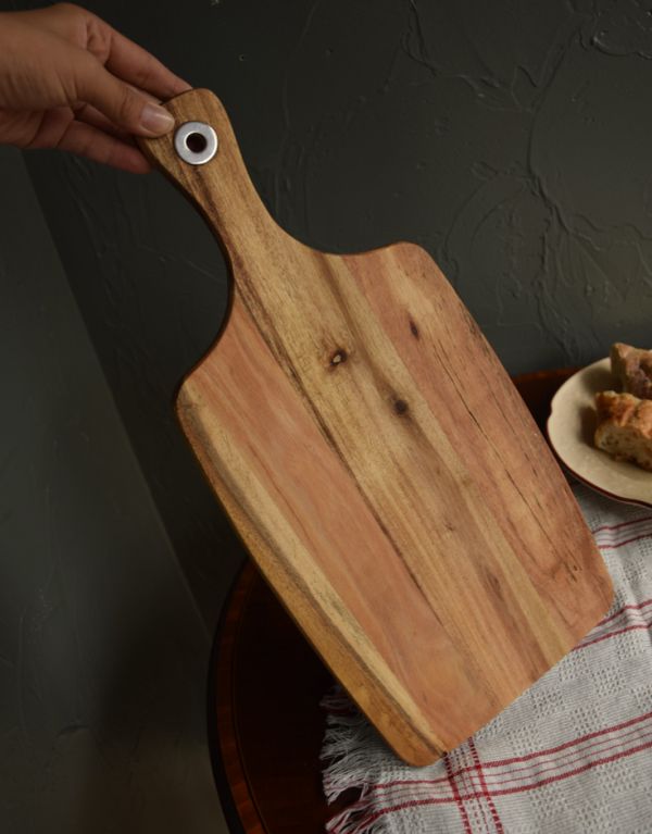 キッチン雑貨　インテリア雑貨　天然木のカッティングボードS。キッチンに立て掛けておいても絵になるインテリアです。(n4-067)