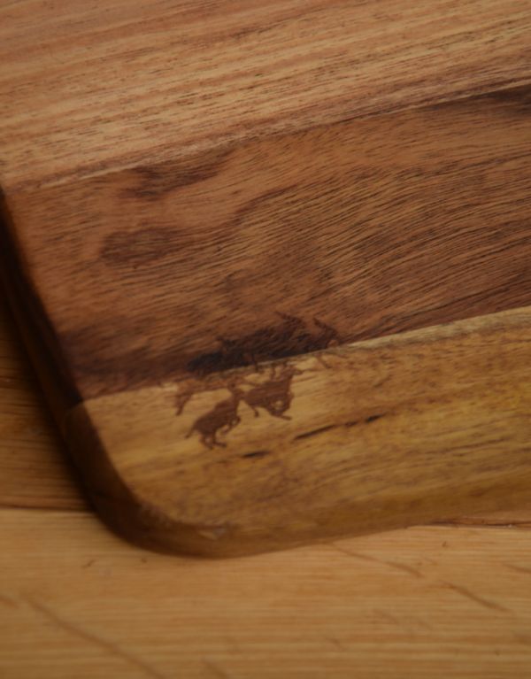 キッチン雑貨　インテリア雑貨　天然木のカッティングボードS。隅にポイントになる焼印があります。(n4-067)