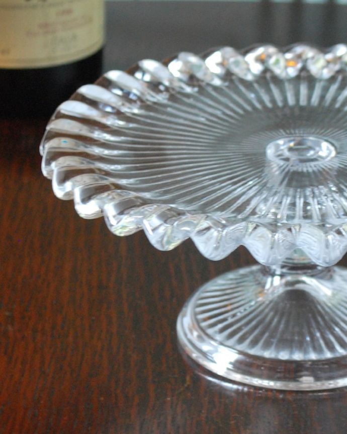 ダイニング雑貨 インテリア雑貨 ガラスのケーキスタンド(プリーツプレート)、テーブルを華やかにしてくれる雑貨。ガラスのケーキスタンド縁取りまでおしゃれなガラスで出来たケーキスタンドは、華やかな雰囲気で食卓を彩ってくれます。(n4-102)