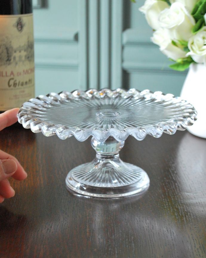 ダイニング雑貨 インテリア雑貨 ガラスのケーキスタンド(プリーツプレート)、テーブルを華やかにしてくれる雑貨。大きさは・・・5号までのホールケーキが丸ごと1台乗せれる大きさです。(n4-102)