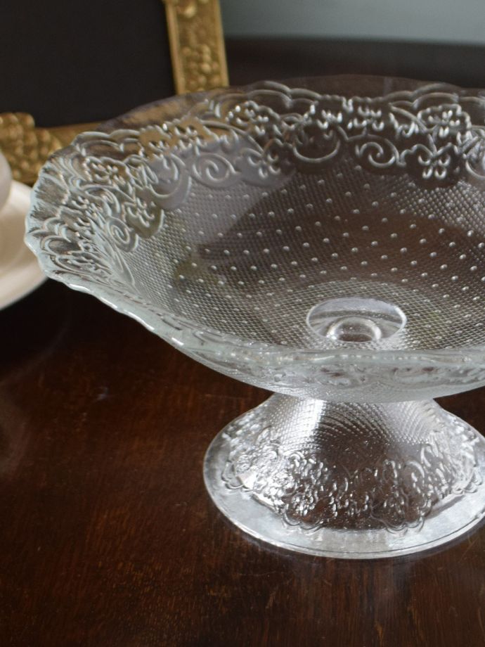 アンティーク風のガラスコンポート