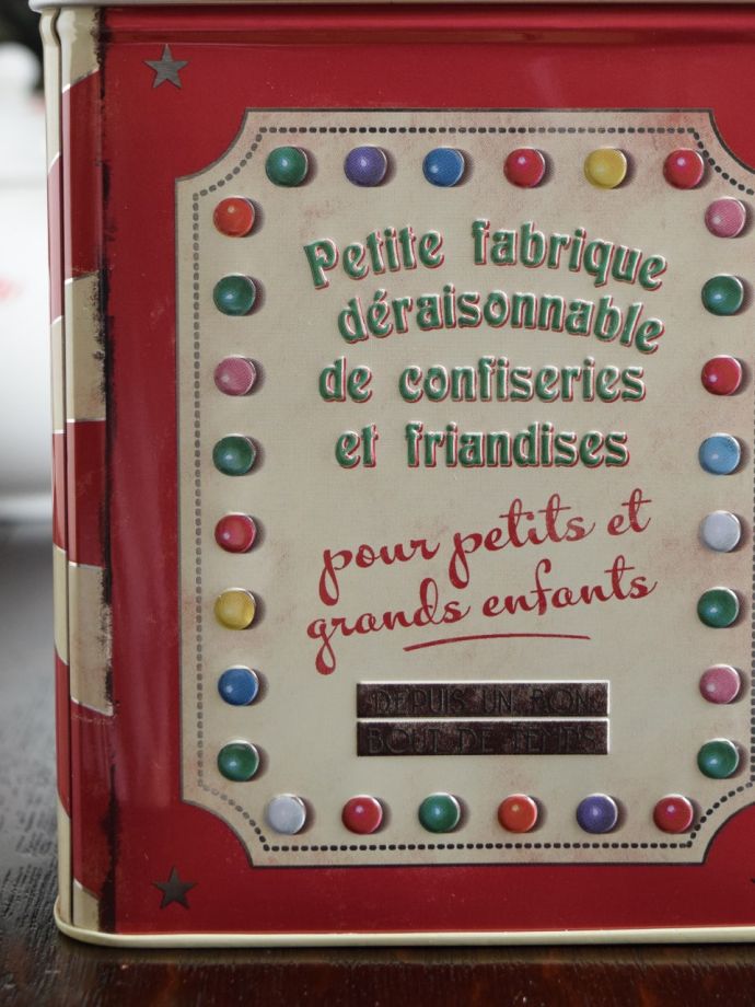 フレンチポップなデザインのおしゃれなキャンディ缶