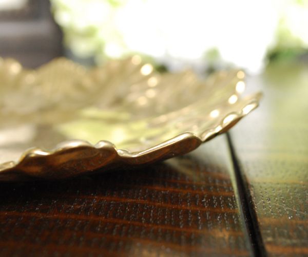 リビング雑貨　インテリア雑貨　真鍮トレー（リーフ）。厚みはこんな感じ。(n16-082)