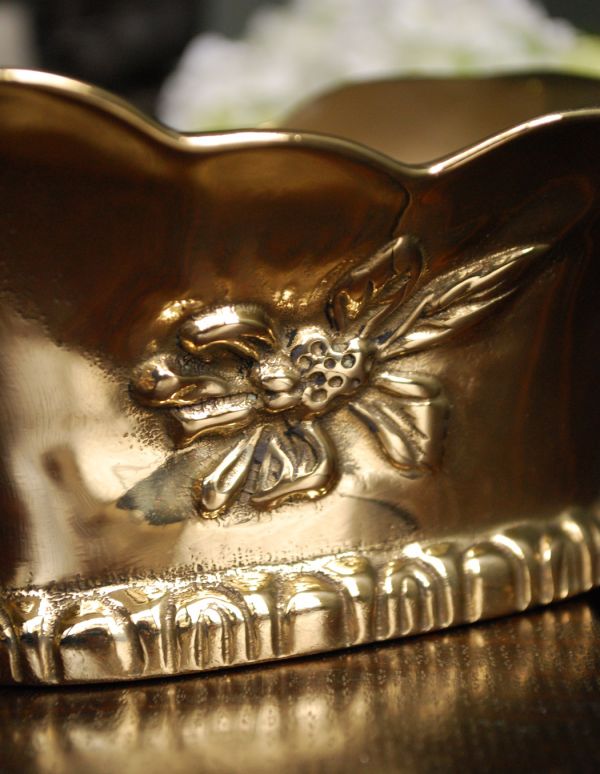 リビング雑貨　インテリア雑貨　真鍮バスケット。お花のモチーフが上品に輝きます。(n5-099)