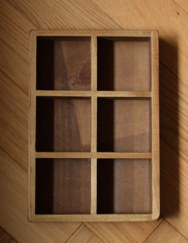 リビング雑貨　インテリア雑貨　アンティーク風に仕上げたウッドボックス６。６マスあります。(n5-105)