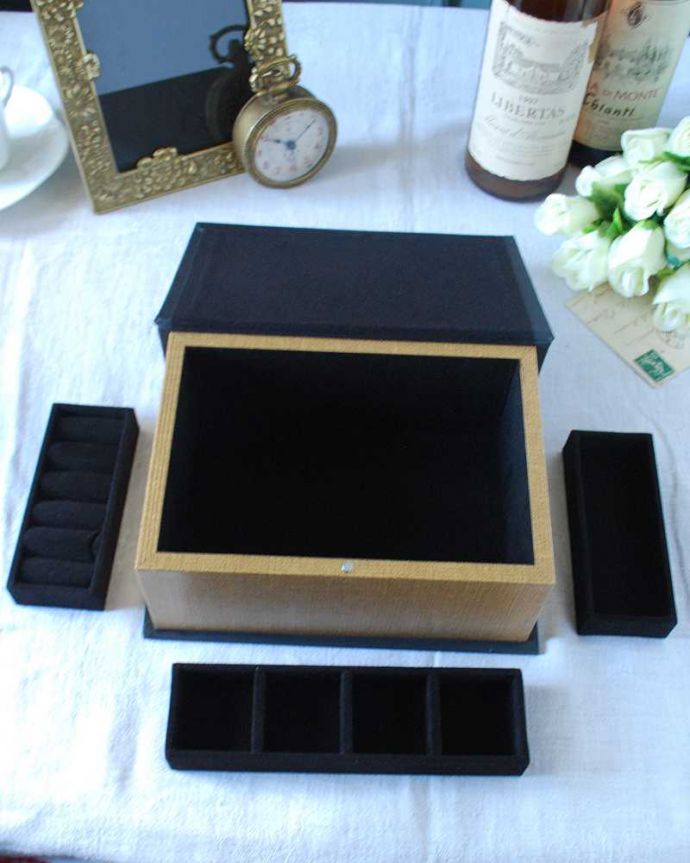 リビング雑貨　インテリア雑貨　小物をお洒落に収納できるブック型・ジュエリーボックス(coffee black)。取り外せます中の仕切りは取り外すことが可能です。(n5-140)