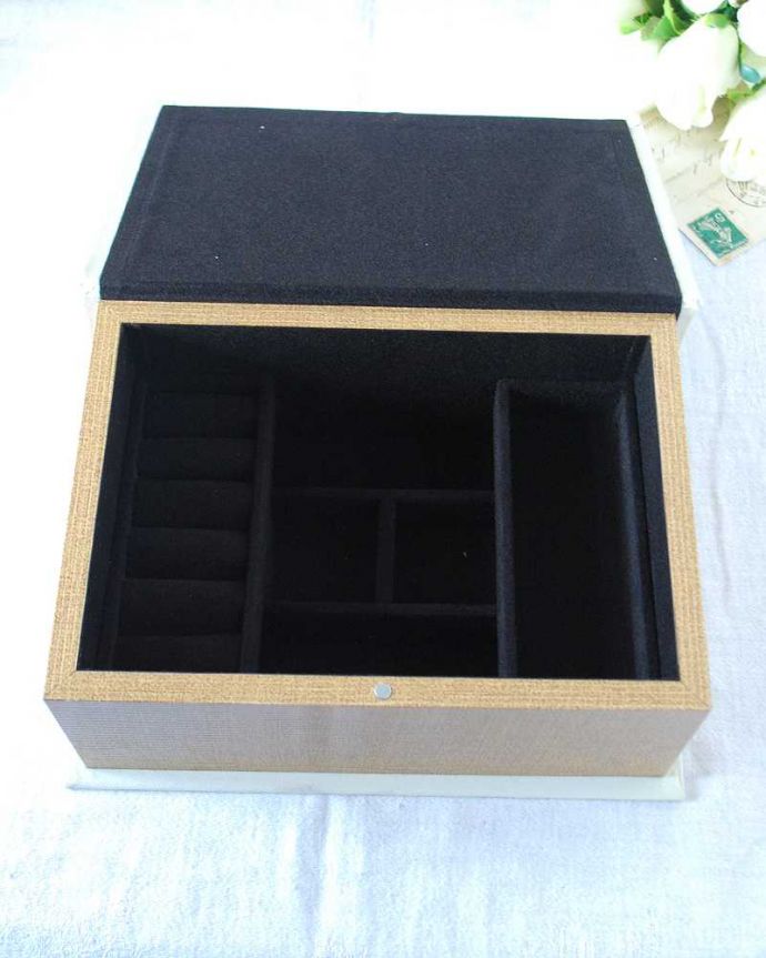 リビング雑貨 インテリア雑貨 小物をお洒落に収納できるブック型・ジュエリーボックス(coffee white)。整理整頓OK中はこんな感じです。(n5-142)