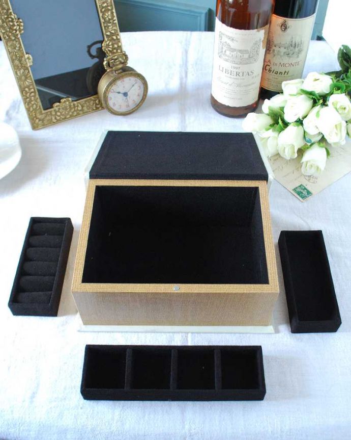 リビング雑貨 インテリア雑貨 小物をお洒落に収納できるブック型・ジュエリーボックス(coffee white)。取り外せます中の仕切りは取り外すことが可能です。(n5-142)