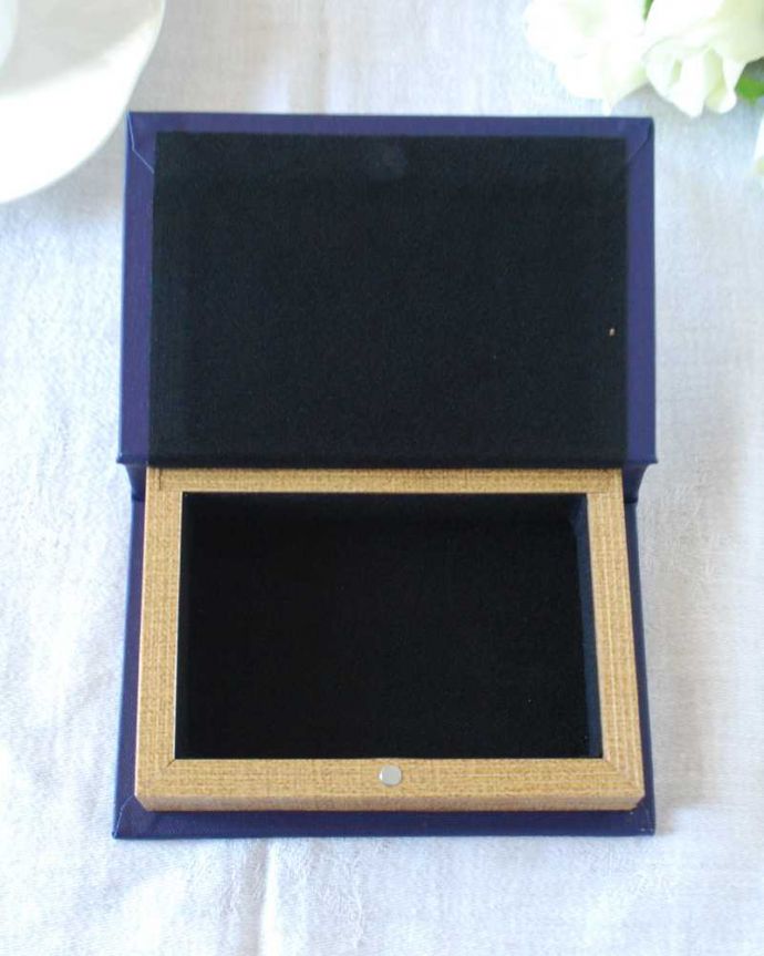 リビング雑貨 インテリア雑貨 いて座の方に使ってもらいたい、キラキラ輝くブック型ボックスSagittarius。中はこんな感じですいろんなものを収納して使って下さい。(n5-151)