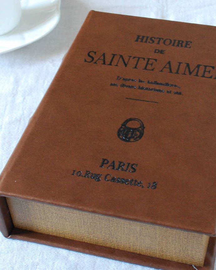 リビング雑貨 インテリア雑貨 小物をお洒落に収納できるブック型・ジュエリーボックス(SAINTE AIMEE)。見た目はオシャレな洋書ですアンティークの本のようなデザインのお洒落なボックス。(n5-160)