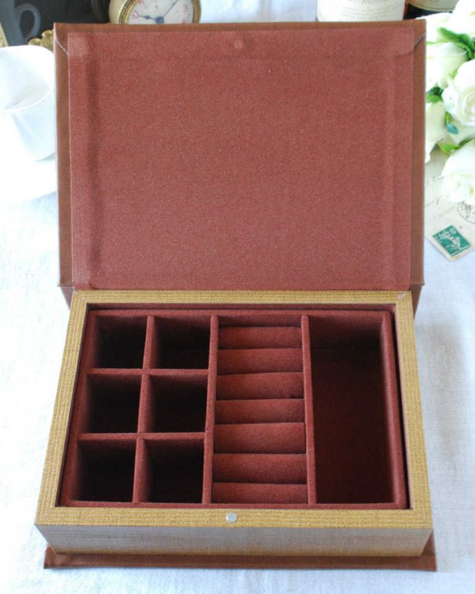 リビング雑貨 インテリア雑貨 小物をお洒落に収納できるブック型・ジュエリーボックス(SAINTE AIMEE)。整理整頓OK中はこんな感じです。(n5-160)