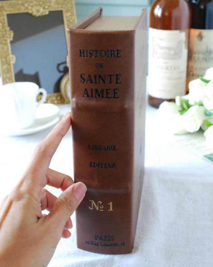 リビング雑貨 インテリア雑貨 小物をお洒落に収納できるブック型・ジュエリーボックス(SAINTE AIMEE)。背表紙もカッコいい立てて収納できちゃうので便利です。(n5-160)