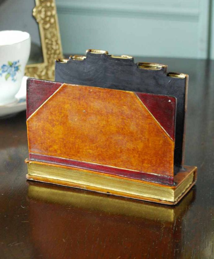 リビング雑貨　インテリア雑貨　イギリスからやって来たおしゃれな雑貨、The Original Book Works社のレターラック。グルッと周りを見てみると･･･横と裏も、本物の本物の本のようなデザイン。(n5-170)