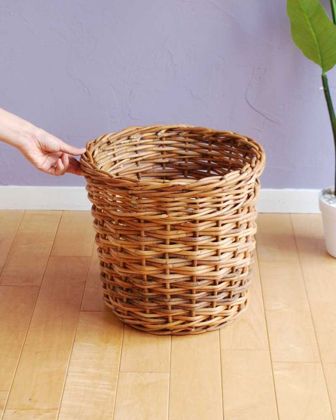 リビング雑貨　インテリア雑貨　丁寧に編み上げたラタン製のプランターカバーＳ。角度を変えてみてみるとこんな感じです自分流の使い方で自由に使ってください。(n5-178)