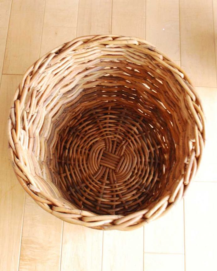 リビング雑貨　インテリア雑貨　丁寧に編み上げたラタン製のプランターカバーＳ。上から見るとこんな感じです。(n5-178)