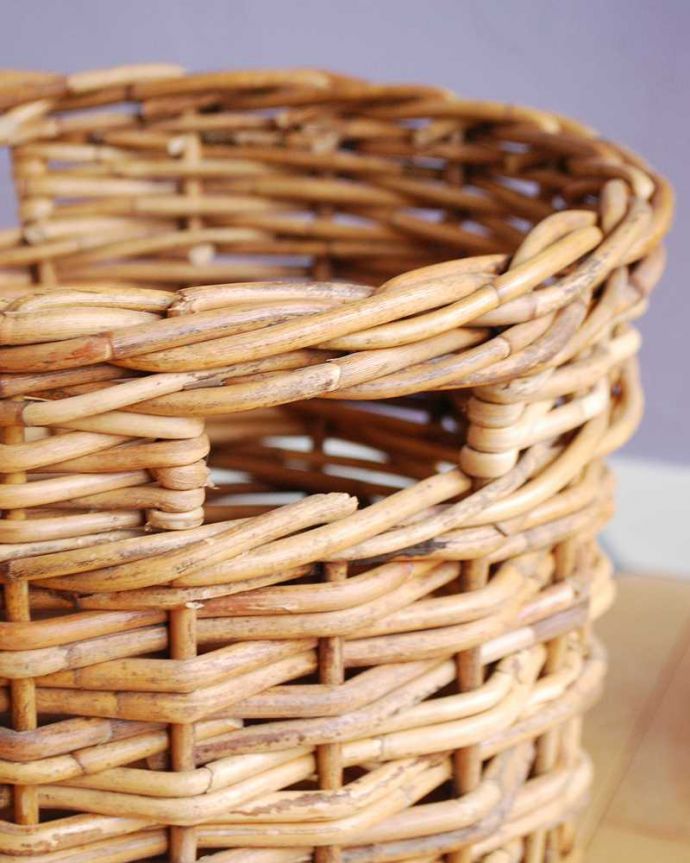 リビング雑貨　インテリア雑貨　丁寧に編み上げたラタン製のプランターカバーＳ。持ち手が付いていますどこへでも気軽に運びやすい持ち手付きです。(n5-178)