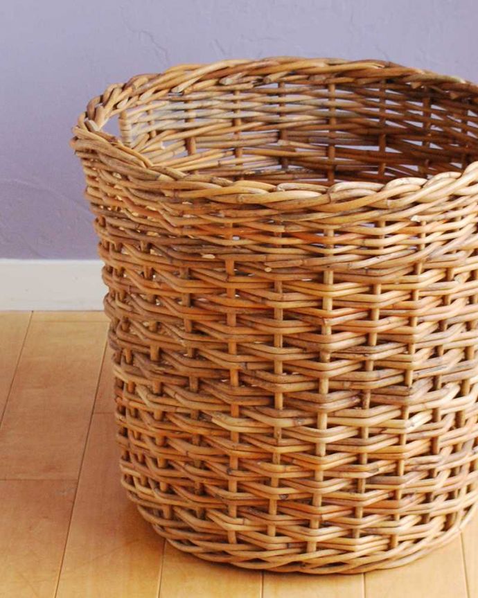 リビング雑貨　インテリア雑貨　丁寧に編み上げたラタン製のプランターカバーＭ。自然素材がナチュラルなプランターカバーどんなお部屋にもすんなりと馴染みます。(n5-179)