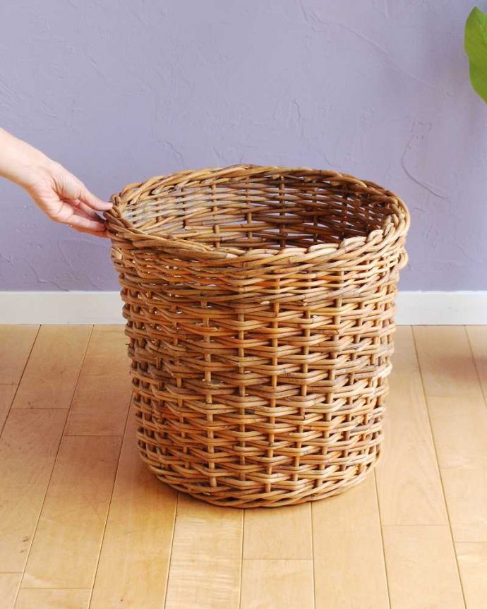 リビング雑貨　インテリア雑貨　丁寧に編み上げたラタン製のプランターカバーＭ。角度を変えてみてみるとこんな感じです自分流の使い方で自由に使ってください。(n5-179)