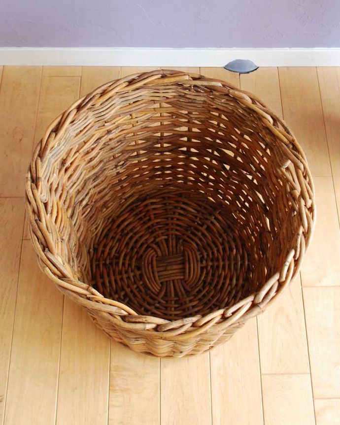 リビング雑貨　インテリア雑貨　丁寧に編み上げたラタン製のプランターカバーＭ。上から見るとこんな感じです。(n5-179)