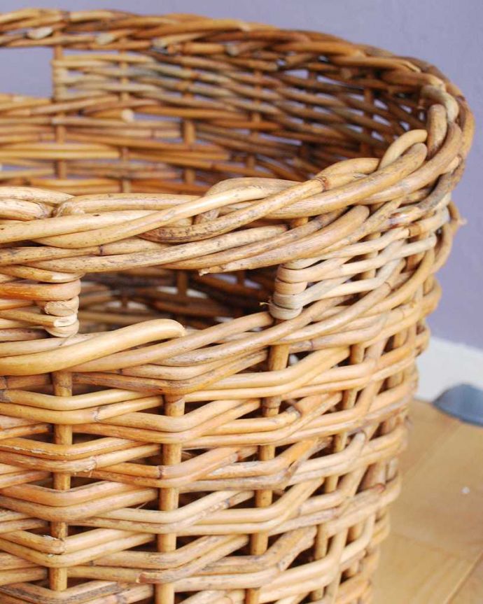 リビング雑貨　インテリア雑貨　丁寧に編み上げたラタン製のプランターカバーＭ。持ち手が付いていますどこへでも気軽に運びやすい持ち手付きです。(n5-179)