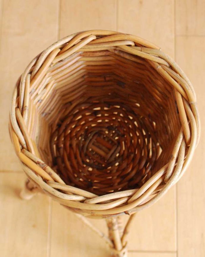 リビング雑貨　インテリア雑貨　丁寧に編み上げたラタン製の脚付きプランターカバーＳ。上から見るとこんな感じです。(n5-180)