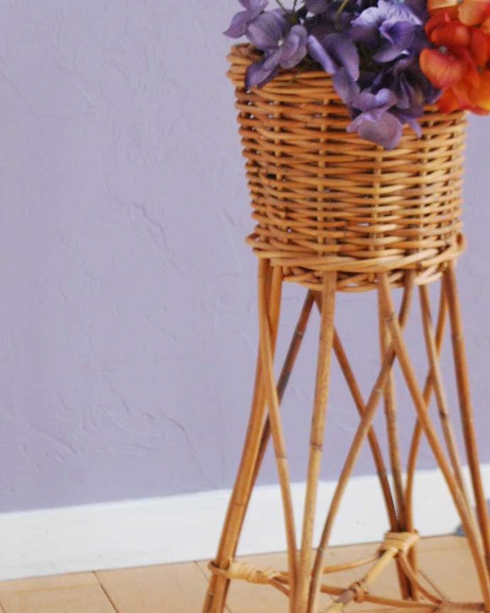 リビング雑貨　インテリア雑貨　丁寧に編み上げたラタン製の脚付きプランターカバーＭ。自然素材がナチュラルなプランターカバーどんなお部屋にもすんなりと馴染みます。(n5-181)