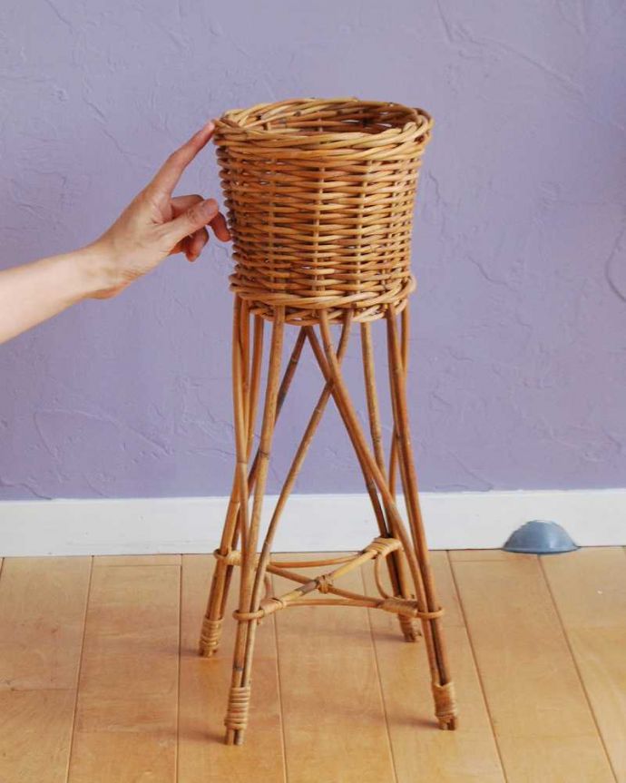 リビング雑貨　インテリア雑貨　丁寧に編み上げたラタン製の脚付きプランターカバーＭ。角度を変えてみてみるとこんな感じです自分流の使い方で自由に使ってください。(n5-181)