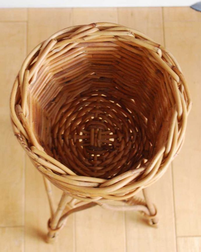 リビング雑貨　インテリア雑貨　丁寧に編み上げたラタン製の脚付きプランターカバーＭ。上から見るとこんな感じです。(n5-181)