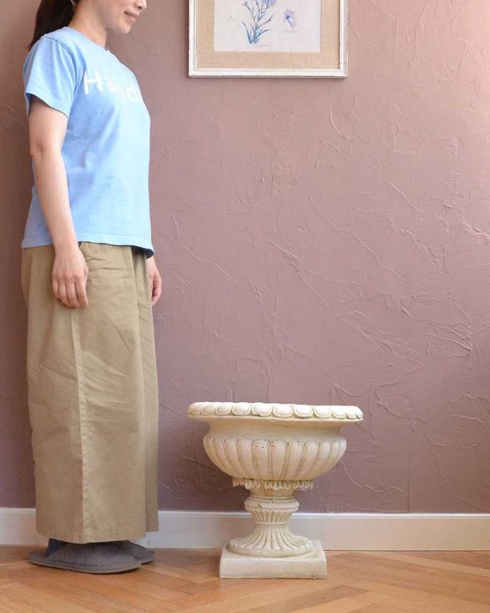 その他インテリア雑貨　インテリア雑貨　ヨーロッパの雰囲気漂うアンティーク風のプランター。ヨーロッパの雰囲気漂うプランターまるでアンティークの石柱のような美しい彫が入ったプランター。(n5-183)