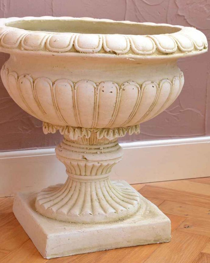 その他インテリア雑貨　インテリア雑貨　ヨーロッパの雰囲気漂うアンティーク風のプランター。どこから見てもステキ360度、どの角度からも美しく見えます。(n5-183)