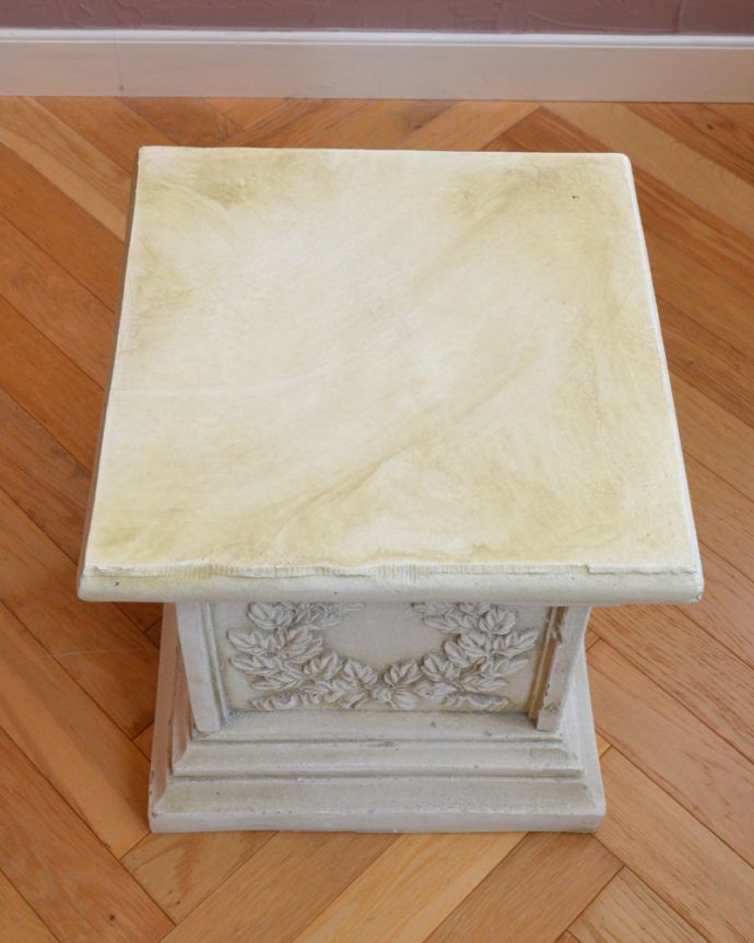 その他インテリア雑貨　インテリア雑貨　ヨーロッパの雰囲気漂うアンティーク風の花台（コラム）。上から見るとこんな感じです。(n5-185)