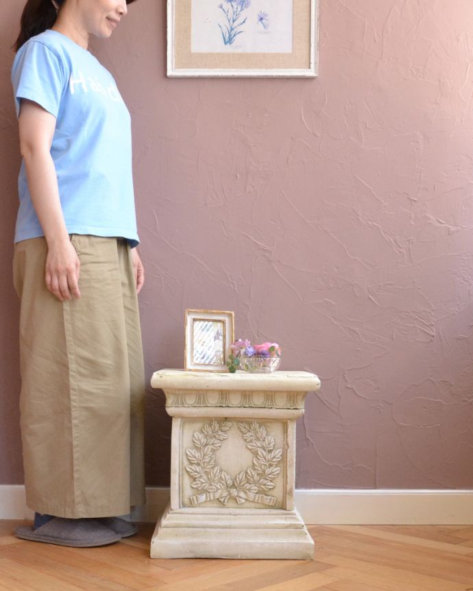 その他インテリア雑貨　インテリア雑貨　ヨーロッパの雰囲気漂うアンティーク風の花台（コラム）。ヨーロッパの雰囲気漂う花台まるでアンティークの石柱のような美しい彫が入った花台。(n5-185)