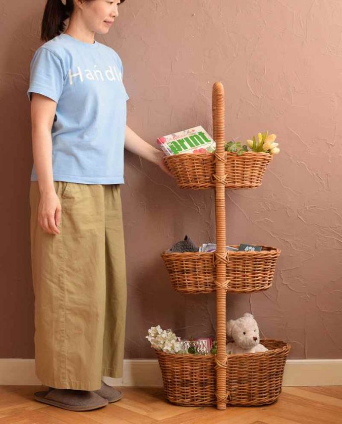 リビング雑貨　インテリア雑貨　しっかり編み込まれたアンティーク風のベジタブル3段バスケット。大きさはコレくらいいろんなものを収納できるサイズです。(n5-190)