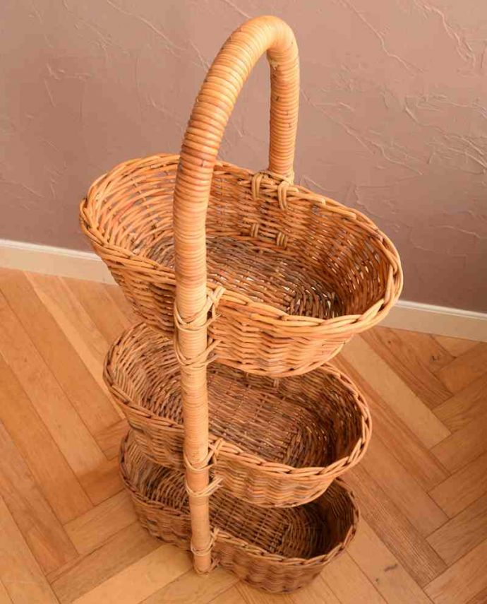 リビング雑貨　インテリア雑貨　しっかり編み込まれたアンティーク風のベジタブル3段バスケット。上から見ると･･･バスケットなので、サイズに多少の誤差はあります。(n5-190)