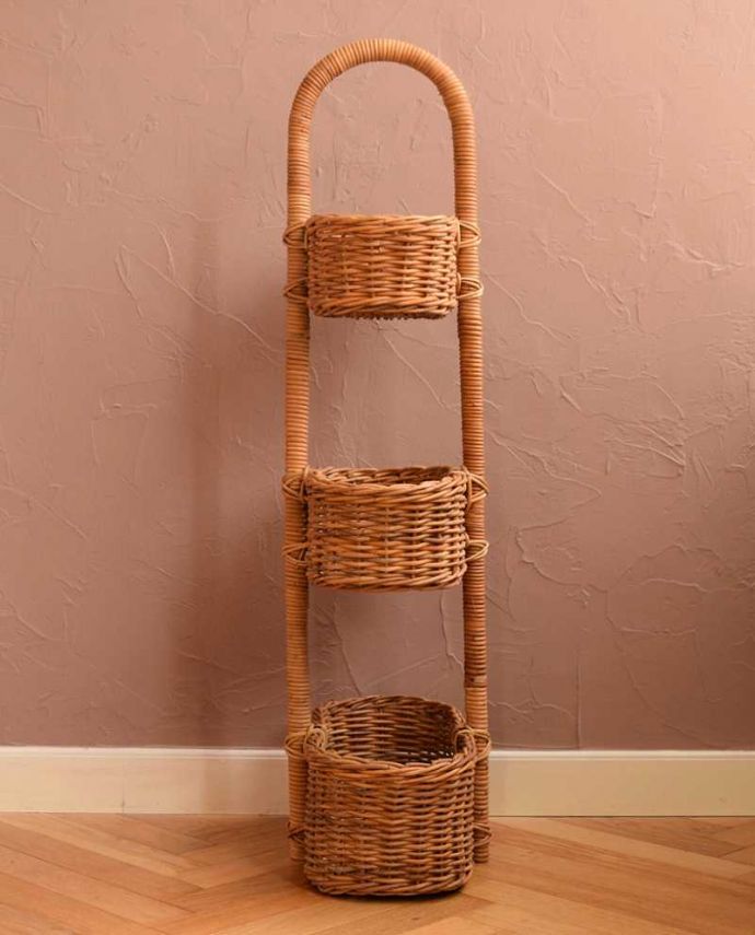 リビング雑貨　インテリア雑貨　しっかり編み込まれたアンティーク風のベジタブル3段バスケット。横から見ると･･･こんな感じです。(n5-190)