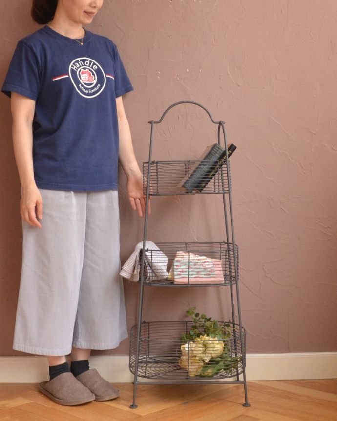 リビング雑貨　インテリア雑貨　お洒落なインテリア雑貨、３段タイプのワイヤーバスケット　いろんな場所で大活躍キッチンやパントリー、洗面所、子ども部屋などなど、いろんな場所で自分流の使い方で楽しめます。(n5-201)
