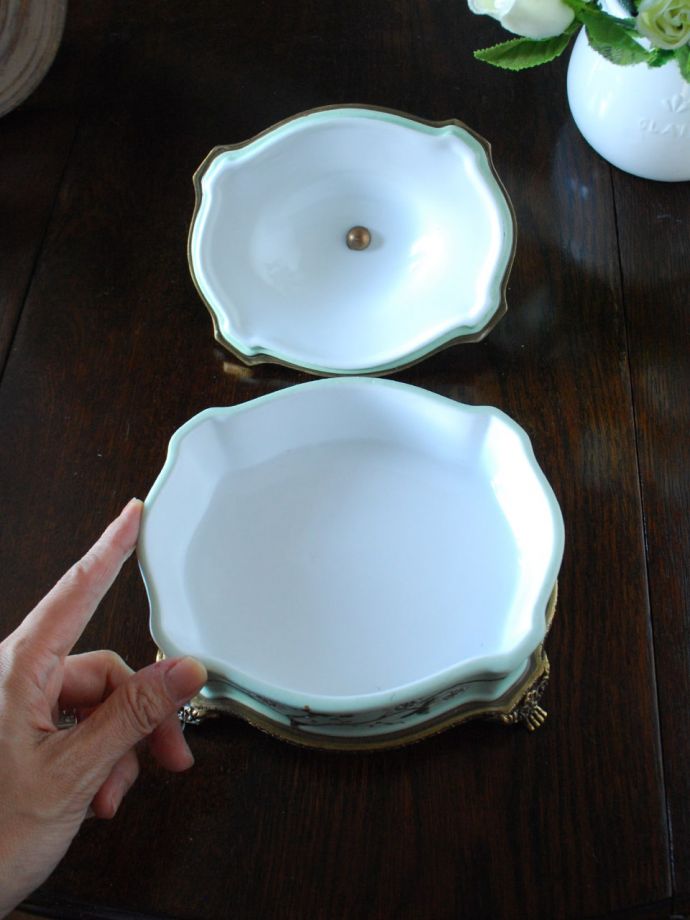 アンティーク調のおしゃれな雑貨、シノワズリーの雰囲気が漂う真鍮