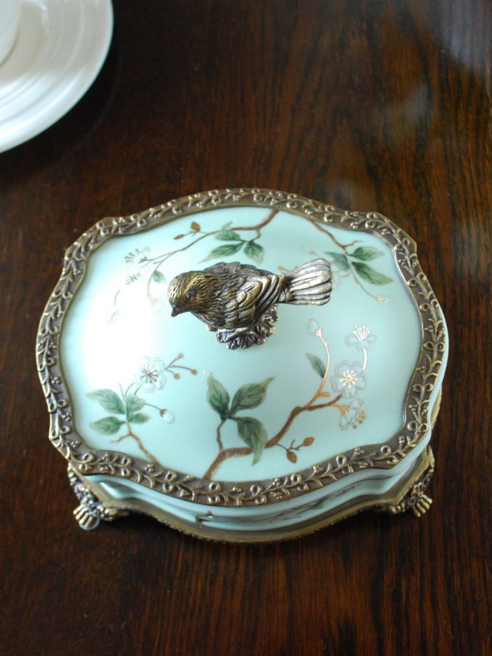 アンティーク調のおしゃれな雑貨、シノワズリーの雰囲気が漂う真鍮