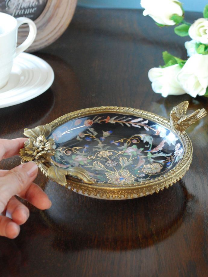 アンティーク調のおしゃれな雑貨、シノワズリデザインの高級感漂う磁器