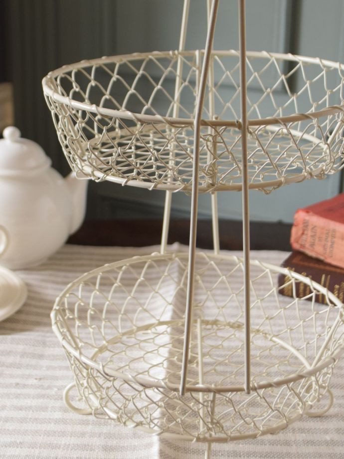 アンティーク調のワイヤーバスケット