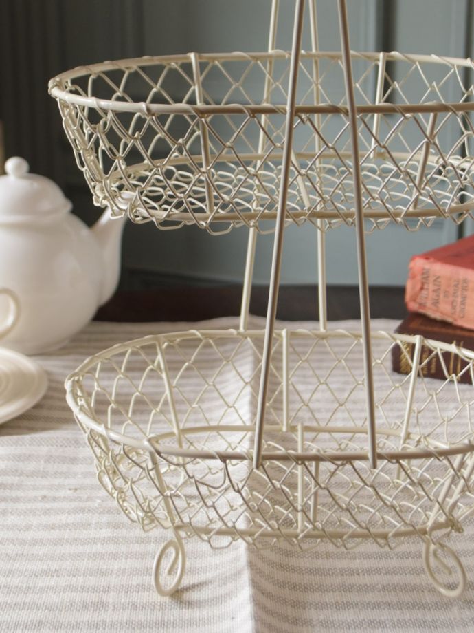 アンティーク調のワイヤーバスケット