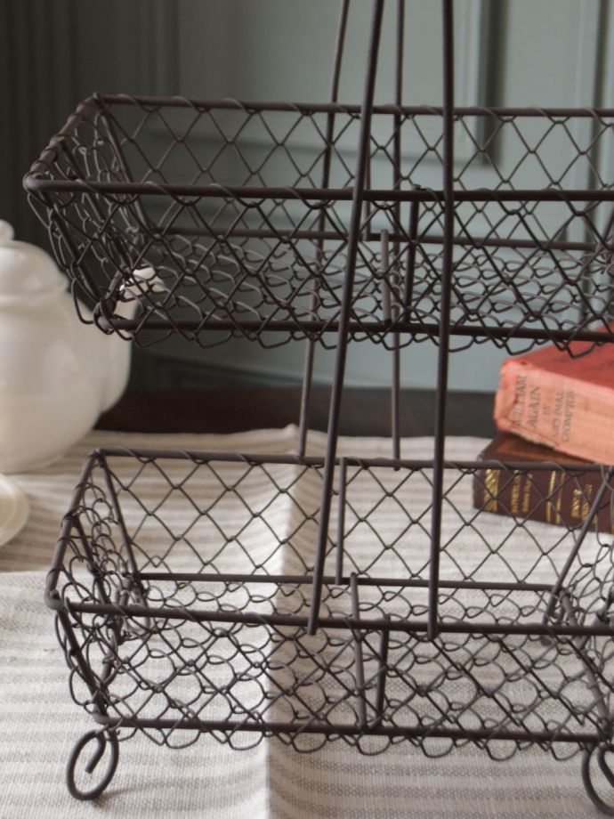 アンティーク調のワイヤーバスケット