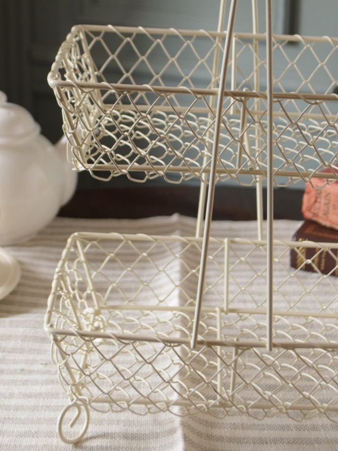 アンティーク調のワイヤーバスケット