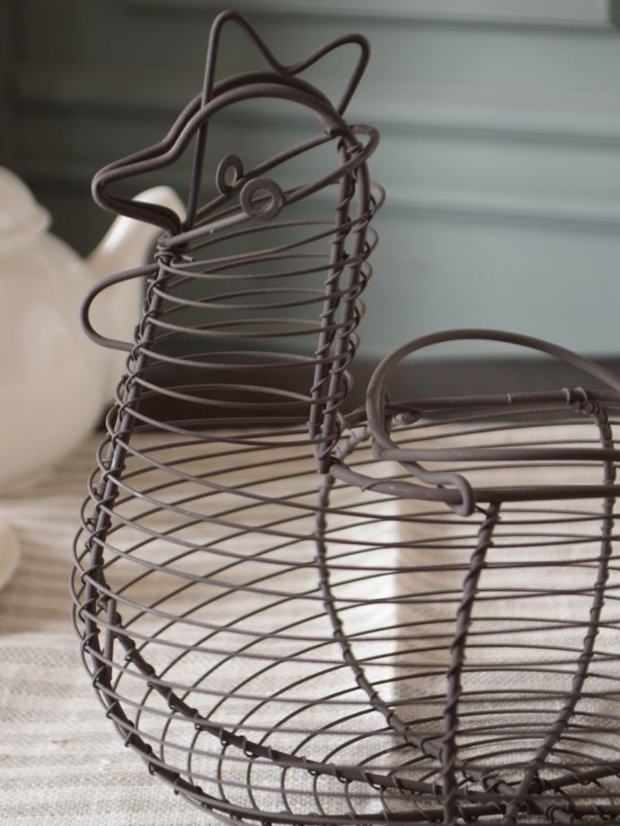 アンティーク調のワイヤーバスケット