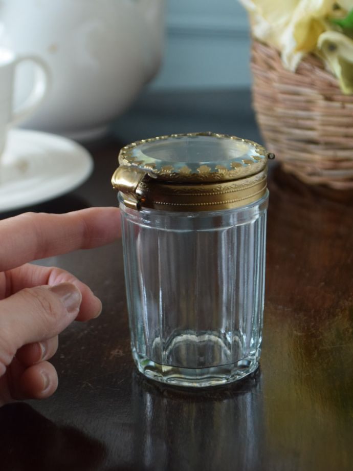 美しいガラスの小物入れ