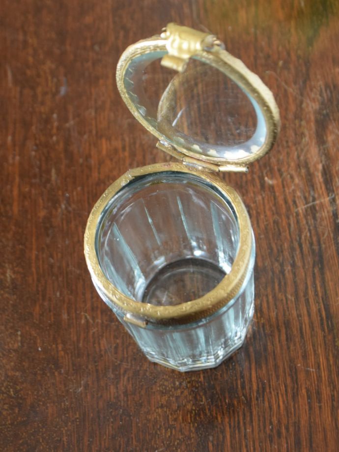 おしゃれなガラスの小物入れ