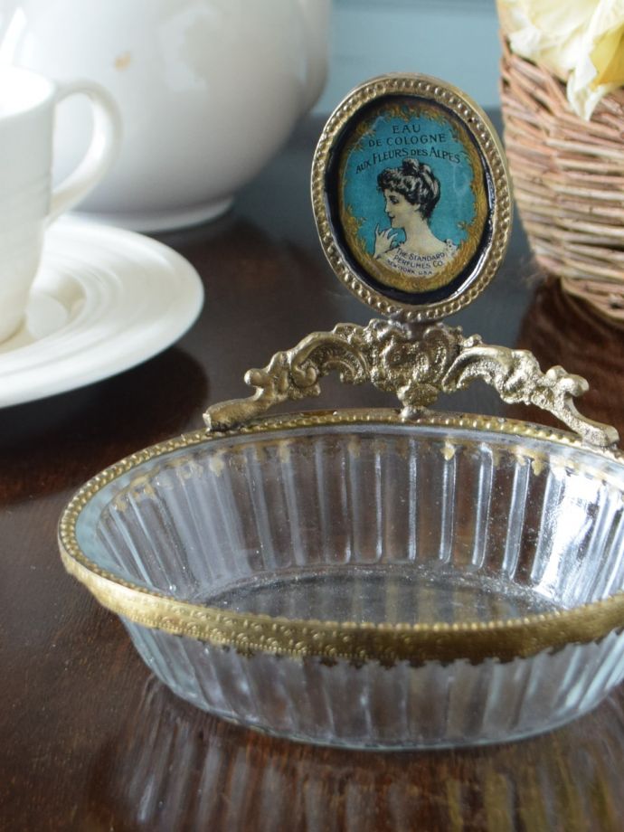 アンティーク風のガラスの小物入れ