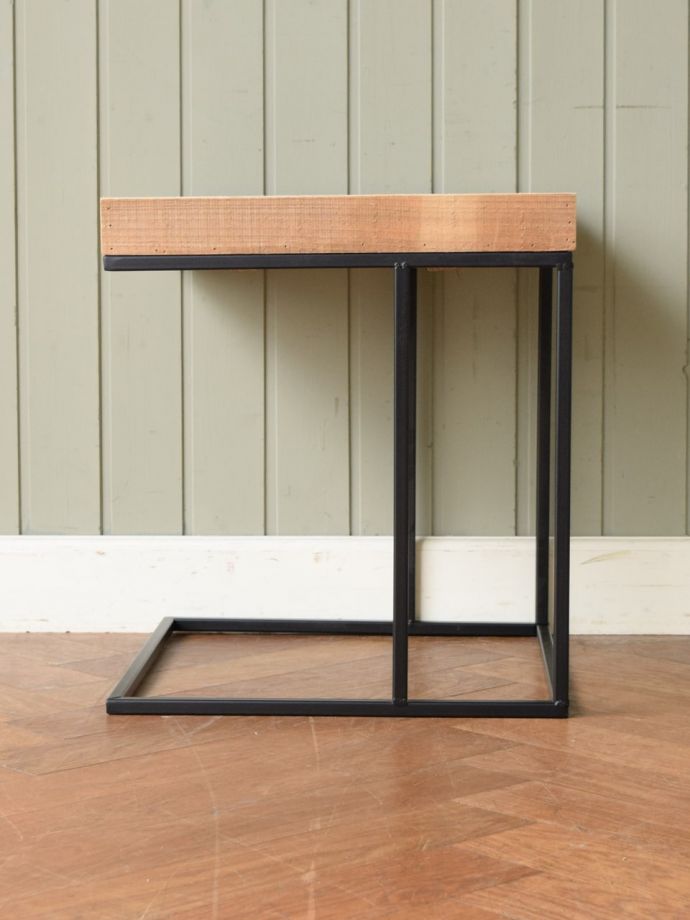 サイドテーブルの側面